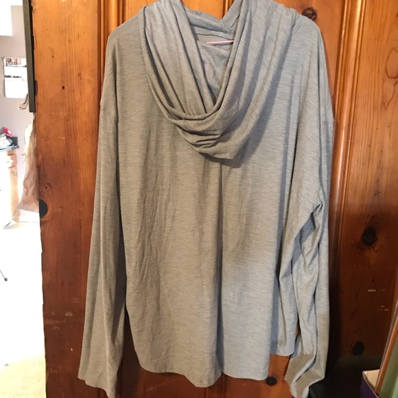 Old Navy Activewear Long sleeve hooded shirt - Picture 2 of 3
